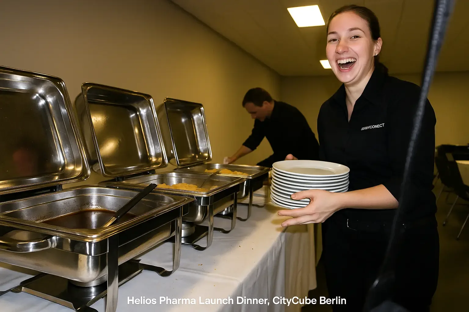 Servicekraft richtet das Buffet an