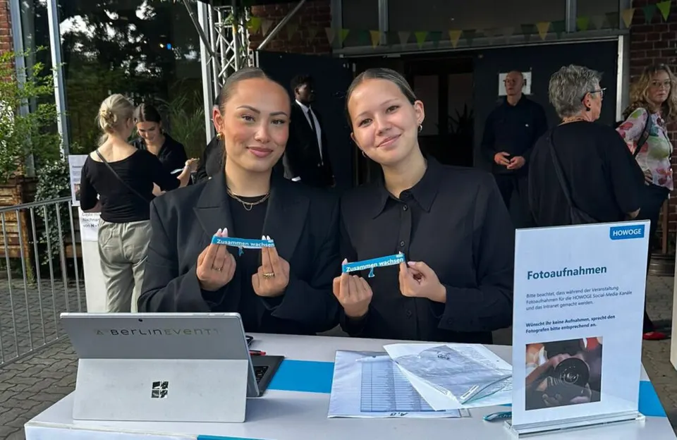 Zwei Hostessen beim Akkreditieren im Außenbereich einer Veranstaltung