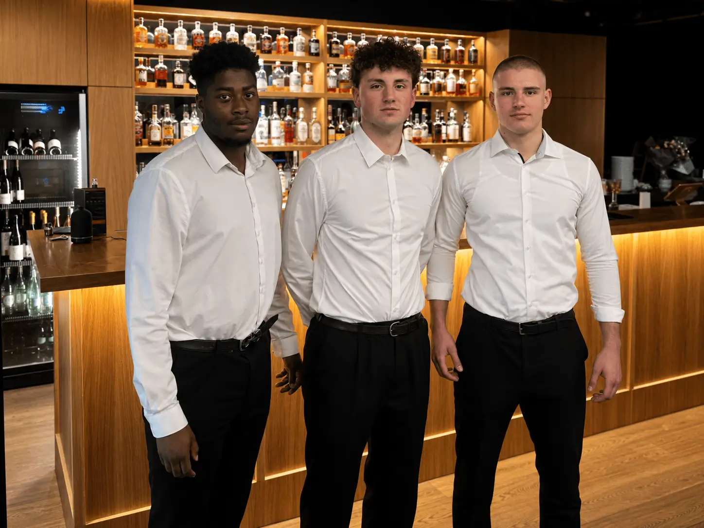 Kellner serviert in einer Bar-/Clublocation